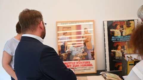 Minister Gremmels schaut sich Requisiten im Fassbinder-Center an.