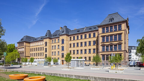 Die Willemerschule in Frankfurt wurde 2025 mit dem Hessischen Denkmalschutzpreis ausgezeichnet. Die Willemerschule von außen, ein langgezogener Bau