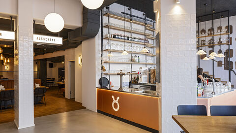 Das Gasthaus Zum Roten Ochsen in Fulda wurde 2025 mit dem Hessischen Denkmalschutzpreis ausgezeichnet. Blick in den restaurierten Gastraum des Restaurants Zum Roten Ochsen in Fulda