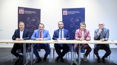 Prof. Dr. Karim Khakzar (Sprecher der Hessischen Hochschulen für Angewandte Wissenschaften),  Prof. Dr. R. Alexander Lorz (Hessischer Finanzminister), Timon Gremmels (Hessischer Minister für Wissenschaft und Forschung, Kunst und Kultur), Prof. Dr. Thomas Nauss (Sprecher der Konferenz Hessischer Universitätspräsidien), Prof. Elmar Fulda (Sprecher der Hessischen Kunsthochschulen). Prof. Dr. Karim Khakzar (Sprecher der Hessischen Hochschulen für Angewandte Wissenschaften),  Prof. Dr. R. Alexander Lorz (Hessischer Finanzminister), Timon Gremmels (Hessischer Minister für Wissenschaft und Forschung, Kunst und Kultur), Prof. Dr. Thomas Nauss (Sprecher der Konferenz Hessischer Universitätspräsidien), Prof. Elmar Fulda (Sprecher der Hessischen Kunsthochschulen).