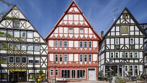 Das Objekt Markt 5 in Hofgeismar wurde 2025 mit dem Hessischen Denkmalschutzpreis ausgezeichnet. Blick auf die Adresse Markt 5 in Hofgeismar: Hübsche Fachwerkhäuser