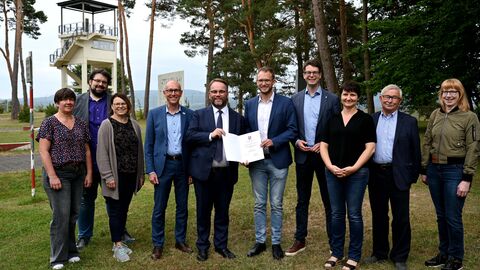 Minister Gremmels überreicht die Auszeichnung "Museum des Monats" an die Mitglieder der Point Alpha Stiftung.