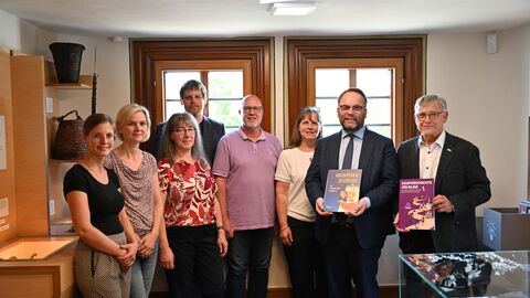 Auf seiner Sommertour hat Minister Gremmels auch im Stadtmuseum Haiger Halt gemacht. Minister Gremmels mit dem Team vom Stadtmuseum Haiger