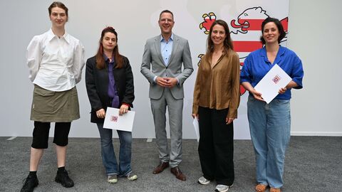 Staatssekretär Christoph Degen mit einigen der Arbeitsstipendiatinnen