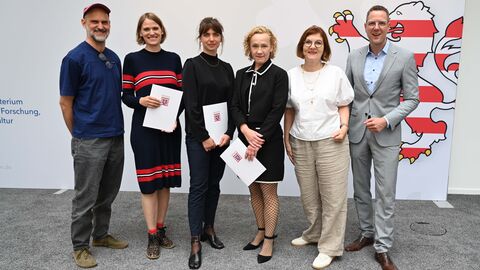 Christoph Degen mit den Hauptstipendiatinnen Sina Ahlers und Julia Mihály sowie Catrine Val und zwei Jurymitgliedern