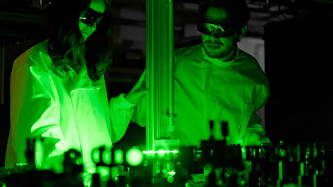 Zwei Forschende im Labor