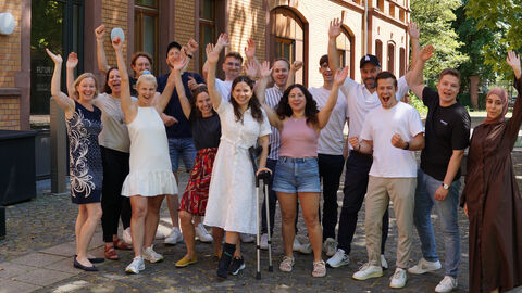 Jubelnde Mitarbeiterinnen und Mitarbeiter von Futury