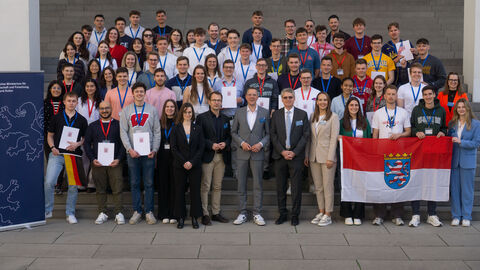 Staatssekretär Christoph Degen mit Teilnehmenden der Landesprogramme.