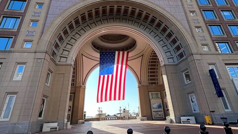 Massachusetts has it all! Bild von einem Portal mit Amerikaflagge