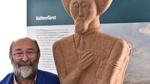 Klaus Schmikl aus Hochheim engagiert sich für den Denkmalschutz. Dafür gab es den Ehrenamtspreis der Hessischen Staatskanzlei beim Hessischen Denkmalschutzpreis 2025. Klaus Schmikl mit dem Keltenfürsten