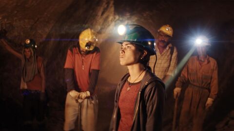 Szene aus "Bitter Gold": Menschen in einer Goldmine.