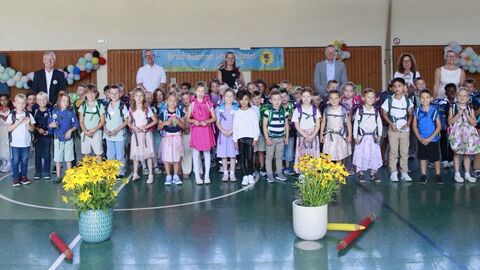 Staatssekretär Christoph Degen mit den neuen Schülerinnen und Schülern der Kurt-Schumacher-Schule in Nidderau bei deren Einschulungsfeier 