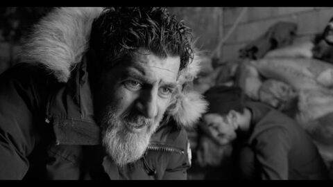 Szene aus "Das Deutsche Volk": Ein Mann blickt ins Leere.