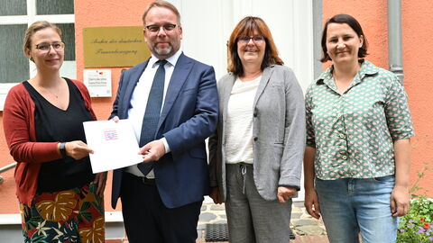 Minister Gremmels überreicht einen Förderbescheid.