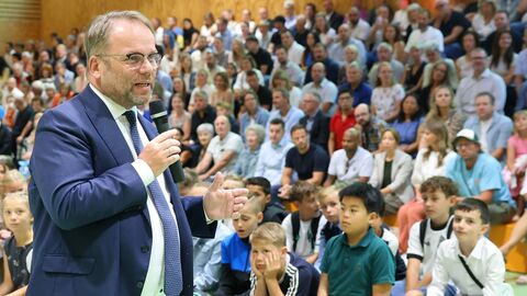 Minster Gremmels spricht zu Schülerinnen und Schülern der Georg-Christoph-Lichtenberg-Schule Kassel auf deren Feier zum Schulbeginn