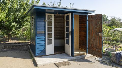 Die Ernst-May-Gesellschaft hat eine Gartenlaube aus der Zeit des Neuen Frankfurts restauriert. Dafür gab es den Ehrenamtspreis der Hessischen Staatskanzlei beim Hessischen Denkmalschutzpreis 2025. Die Gartenlaube Schütte-Lihotzky, eine blaue funktionale Gartenhütte