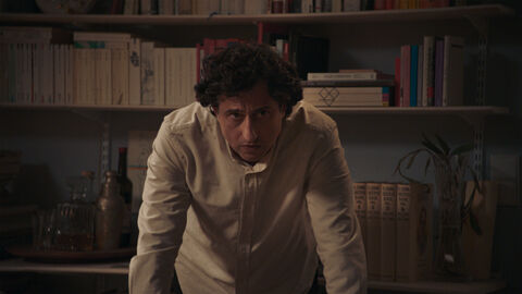 Szene aus "Hysteria": Ein Mann schaut ernst in die Kamera.