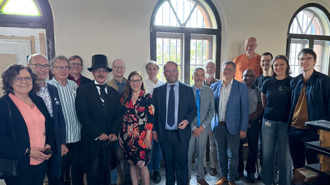 Freuen sich mit Minister Gremmels über die Auszeichnung „Museum des Monats“: Vorstandsmitglieder der Justus-Liebig-Gesellschaft zu Gießen e. V. (JLGG) rund um den 1. Vorsitzenden Prof. Dr. Gerd Hamscher (8.v.r.) und Experimentatoren des Liebig-Museums mit Dr. Stephan Becker als „Liebig” (5.v.l.)  – gemeinsam mit dem JungesChemieForum Gießen rund um seine stellvertretende Sprecherin Silke Müsse (2.v.r.) sowie Oberbürgermeister Frank-Tilo Becher (8 v.l.), Nina Heidt-Sommer, MdL (5 v.l.) 