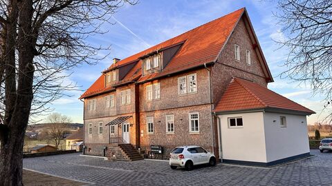 Die Dorfgemeinschaft Grebenhain-Crainfeld hat die alte Schule von Crainfeld saniert. Dafür gab es den Ehrenamtspreis der Hessischen Staatskanzlei beim Hessischen Denkmalschutzpreis 2025. Die alte Schule von Crainfeld von außen
