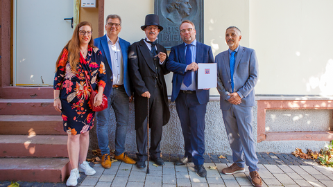 Kunst- und Kulturminister Timon Gremmels bei der Übergabe der Auszeichnung an das Liebigmuseum Gießen.  Auf dem Bild zu sehen sind von links nach rechts: Nina Heidt-Sommer (MdL), Oberbürgermeister Frank-Tilo Becher, Dr. Stephan Becker als „Liebig”, Kunst- und Kulturminister Timon Gremmels und 1. Vorsitzenden Prof. Dr. Gerd Hamscher