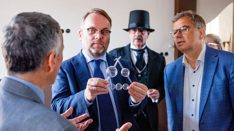 Minister Timon Gremmels informiert sich im Liebigmuseum in Gießen anlässlich der Verleihung der Auszeichnung "Museum des Monats" Minister Timon Gremmels informiert sich im Liebigmuseum in Gießen und lässt sich die Funktion von Glaskolben zeigen und erklären.