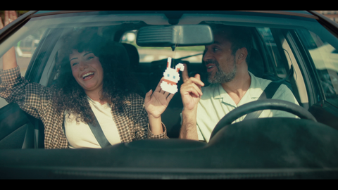 Szene aus "Salam Beresoon": Ein Mann und eine Frau albern im Auto herum