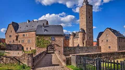 Schloss Steinau Ansicht des Schlosses in strahlendem Sonnenschein