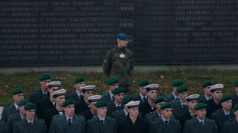 Szene aus "Die Uniformierten": Soldaten stehen stramm