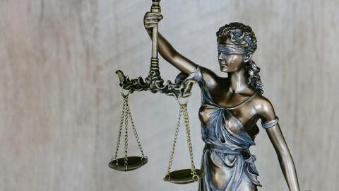 Die Landesregierung hat eine Änderung des Sozialberufeanerkennungsgesetzes auf den Weg gebracht   Justitia Figur mit Waage