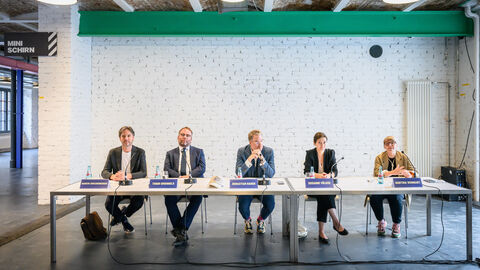 Blick auf die Teilnehmenden der Pressekonferenz