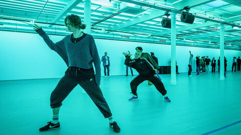 Tänzerinnen und Tänzer beim Tanzen