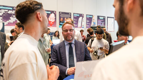 Beim "Hessen Ideen"-Fest kam Wissenschaftsminister Timon Gremmels auch mit Gründern ins Gespräch. Minister Gremmels im Gespräch mit Gründern.