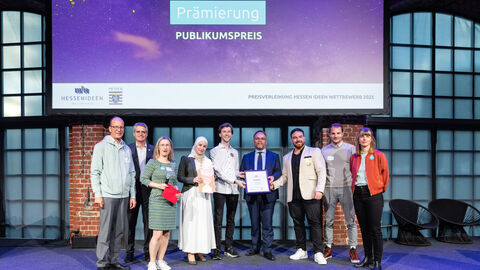 Der Publikumspreis, über den die Zuschauerinnen und Zuschauer am Abend der Preisverleihung entschieden, ging an Salah Alnachawati, Wafaa Al Nachwati, Arthur Freye und Osama Nouralddin von der Technischen Hochschule Mittelhessen mit dem Projekt „Hairconomy“. Der Publikumspreis, über den die Zuschauerinnen und Zuschauer am Abend der Preisverleihung entschieden, ging an Salah Alnachawati, Wafaa Al Nachwati, Arthur Freye und Osama Nouralddin von der Technischen Hochschule Mittelhessen mit dem Projekt „Hairconomy“.