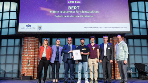 Der Sonderpreis ist mit 2.000 Euro dotiert und geht an Yaris Winter Jimenez, Malwin Najmadin, Leon Budimovic und Jonas Derksen von der Technischen Hochschule Mittelhessen mit dem Projekt „BERT - Mobile Testkammer für Kleinsatelliten“.  Der Sonderpreis ist mit 2.000 Euro dotiert und geht an Yaris Winter Jimenez, Malwin Najmadin, Leon Budimovic und Jonas Derksen von der Technischen Hochschule Mittelhessen mit dem Projekt „BERT - Mobile Testkammer für Kleinsatelliten“.