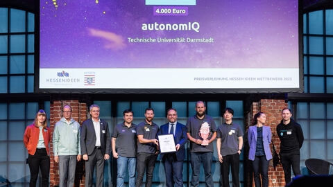 Den dritten Platz und 4.000 Euro erhielten Dr.-Ing. Felix Hoffmann, Erkut Sarikaya, Erik Ebert, Eduardo Reis, Julius Frenzel, Franziska Lange und Young-Min Kong von der Technischen Universität Darmstadt für ihre Idee „autonomIQ“.  Den dritten Platz und 4.000 Euro erhielten Dr.-Ing. Felix Hoffmann, Erkut Sarikaya, Erik Ebert, Eduardo Reis, Julius Frenzel, Franziska Lange und Young-Min Kong von der Technischen Universität Darmstadt für ihre Idee „autonomIQ“.