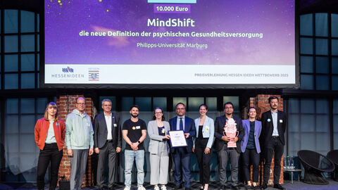 Den mit 10.000 Euro dotierten ersten Preis erhielten Prof. Dr. rer.nat. Hamidreza Jamalabadi, Alina Buschhüter, Svenja Francke und Marco Rothermel von der Philipps-Universität Marburg mit ihrem Projekt „MindShift“. Den mit 10.000 Euro dotierten ersten Preis erhielten Prof. Dr. rer.nat. Hamidreza Jamalabadi, Alina Buschhüter, Svenja Francke und Marco Rothermel von der Philipps-Universität Marburg mit ihrem Projekt „MindShift“.