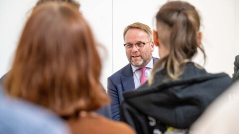 Minister Gremmels im Gespräch mit Studierenden.