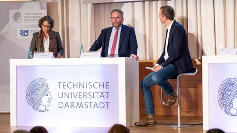 Wissenschaftsminister Timon Gremmels (Mitte) diskutierte mit den Forschenden Prof. Dr. Christian Stecker, Prof. Dr. Dirk Jörke, Prof. Dr. Michèle Knodt und Sina Wensing. Die Moderation übernahm Dr. Patrick Honecker, Chief Communication Officer der TU Darmstadt.  Wissenschaftsminister Timon Gremmels bei der Gesprächsreihe an der TU Darmstadt.