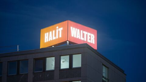 Das Kunstwerk 86° WALTER HALİT“ von Natascha Sadr Haghighian, ein leuchtender Würfel mit beiden Namen 