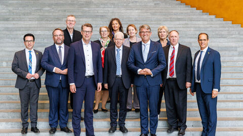 Auf dem Weg zur Einrichtung der neuen Schiedsgerichtsbarkeit NS-Raubgut hat der Auswahlausschuss ein Verzeichnis von 36 Schiedsrichterinnen und Schiedsrichtern aufgestellt sowie das Präsidium benannt.  Die Mitglieder des Auswahlausschusses.