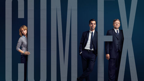 Nils Strunk, Lisa Wagner und Justus von Dohnányi stehen zwischen Buchstaben, die "Cum ex" ergeben.