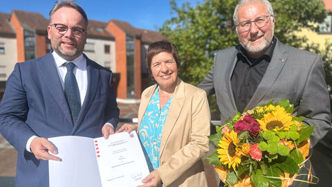 Kunst- und Kulturminister Timon Gremmels, Pia Bluhm, Trägerin der Ehrenurkunde für Kunst und Kultur, und Manfred Ludewig, Bürgermeister der Stadt Vellmar.  Kunst- und Kulturminister Timon Gremmels, Pia Bluhm, Trägerin der Ehrenurkunde für Kunst und Kultur, und Manfred Ludewig, Bürgermeister der Stadt Vellmar.