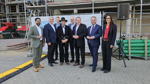 Minister Gremmels mit weiteren Vertreterinnen und Vetretern vor dem Rohbau des Studierendenwohnheims.