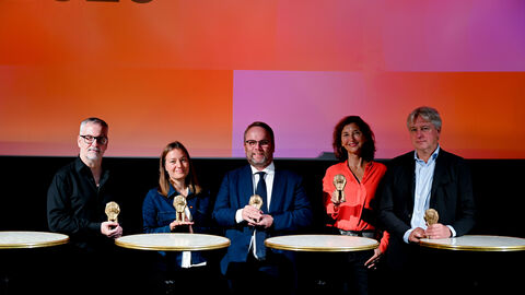 Die Namen der Nominierten sowie erste Preisträgerinnen und Preisträger des Hessischen Film- und Kinopreises 2025 gaben Kunst- und Kulturminister Timon Gremmels (3.v.l.), Antonia Kilian (Regisseurin, Produzentin, Mitglied der Filmpreisjury, 2.v.l.), Cécile Schortmann (Leitung der Jury zum „Schauspieler*innenpreis“ des Hessischen Rundfunks, 2.v.r.), Juergen Boos (Direktor der Frankfurter Buchmesse, rechts) und Kai S. Pieck (Initiator der Queer Media Society, links) heute auf einer Pressekonferenz bekannt.