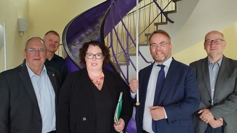 v.l. Dr. Uwe Grebe (Geschäftsführer Studierendenwerk), Sven Wolf (Studierendenwerk), Susanne Simmler (LWV), Wissenschaftsminister Timon Gremmels, Gerald Pauly ( Studierendenwerk) v.l. Dr. Uwe Grebe (Geschäftsführer Studierendenwerk), Sven Wolf (Studierendenwerk), Susanne Simmler (LWV), Wissenschaftsminister Timon Gremmels, Gerald Pauly ( Studierendenwerk)