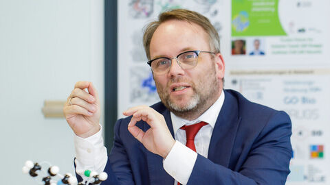 Minister Gremmels im Gespräch.