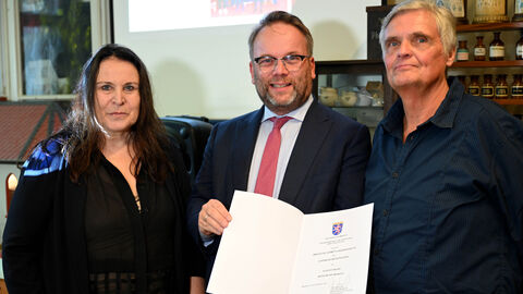 : Kunst- und Kulturminister Timon Gremmels (Mitte) überreicht Christina Seibold und Jörg Dohn vom Ortskundlichen Arbeitskreis Erzhausen die Auszeichnung „Museum des Monats“. 