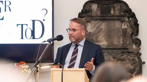 Timon Gremmels am Rednerpult