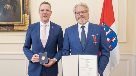 Staatssekretär Christoph Degen (links) überreicht Stefan Gerlach das Bundesverdienstkreuz. Staatssekretär Christoph Degen (links) überreicht Stefan Gerlach das Bundesverdienstkreuz.