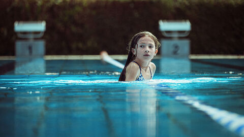 Szene aus "22 Bahnen": ein Mädchen im Schwimmbad